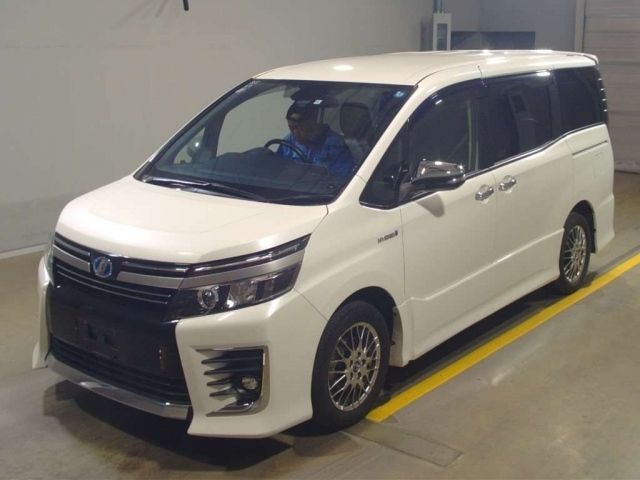 12712 Toyota Voxy ZWR80W 2016 г. (TAA Yokohama)