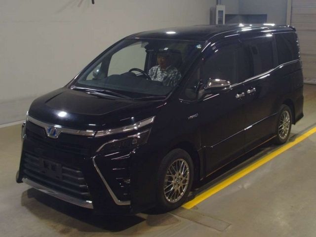 12725 Toyota Voxy ZWR80W 2018 г. (TAA Yokohama)