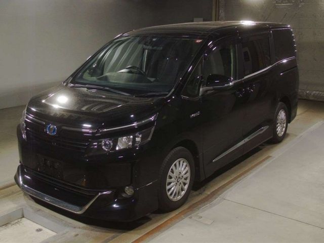 2321 Toyota Voxy ZWR80G 2015 г. (TAA Kinki)