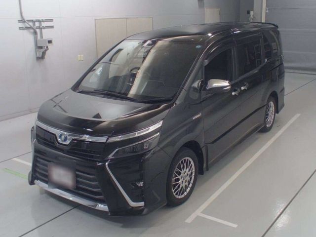 30551 Toyota Voxy ZWR80W 2018 г. (CAA Chubu)