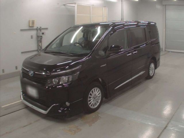 30573 Toyota Voxy ZWR80G 2014 г. (CAA Tokyo)