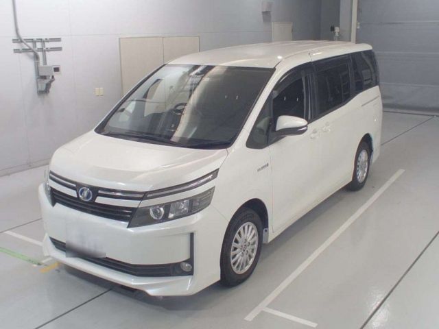 30642 Toyota Voxy ZWR80G 2014 г. (CAA Chubu)