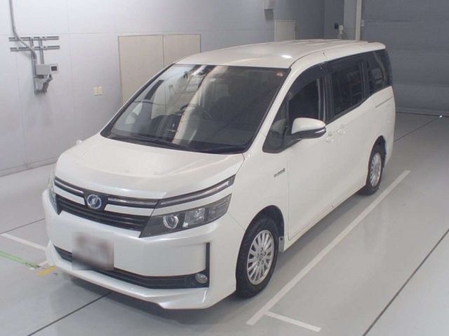 30687 Toyota Voxy ZWR80G 2014 г. (CAA Chubu)