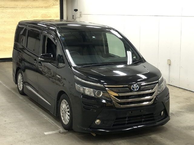 5013 Toyota Voxy ZWR80G 2015 г. (IAA Osaka)