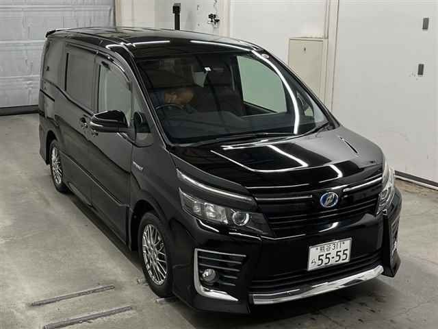 75097 Toyota Voxy ZWR80W 2016 г. (MIRIVE Saitama)