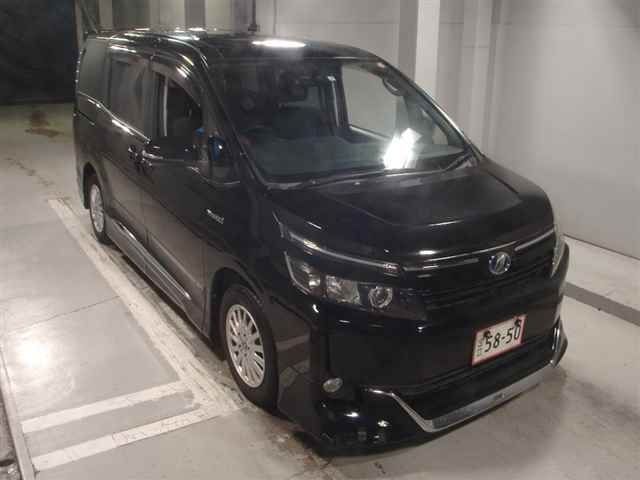 8042 Toyota Voxy ZWR80G 2015 г. (JU Tokyo)