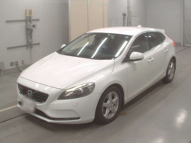 10013 VOLVO V40 MB4164T 2015 г. (CAA Tokyo)