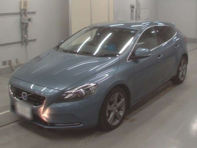 10061 VOLVO V40 MB4164T 2013 г. (CAA Tokyo)