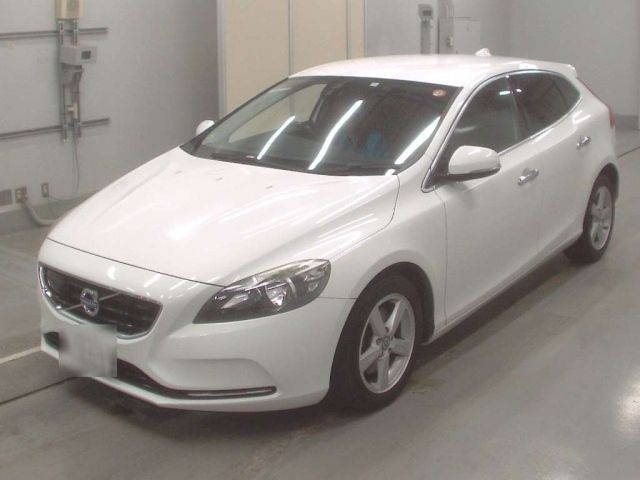 60262 VOLVO V40 2014 г. (CAA Tokyo)