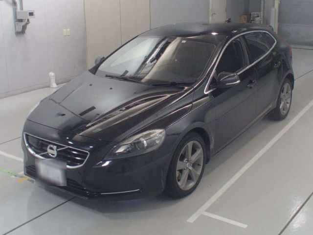 33031 VOLVO V40 MB4164T 2013 г. (CAA Chubu)