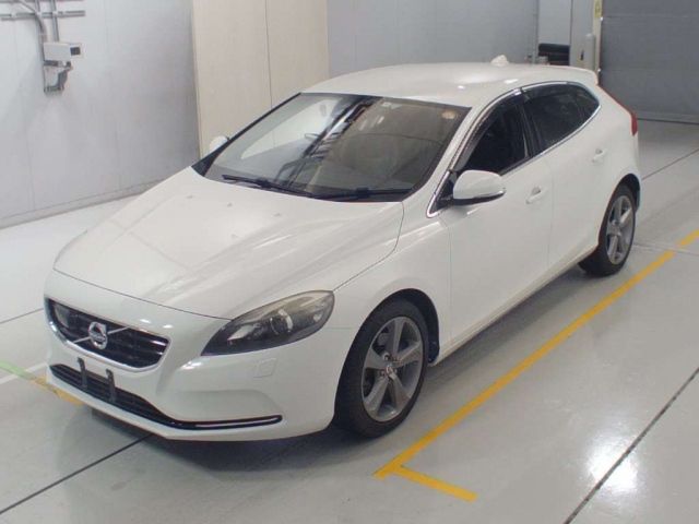 30433 VOLVO V40 MB4164T 2014 г. (CAA Chubu)