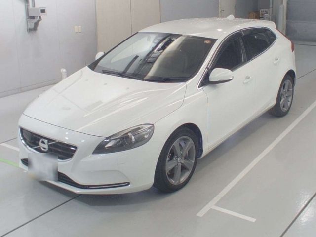 90470 VOLVO V40 MB4164T 2014 г. (CAA Chubu)