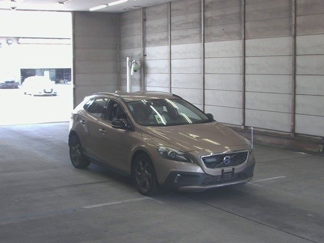 5029 VOLVO V40 MB5204T 2014 г. (ARAI Bayside)