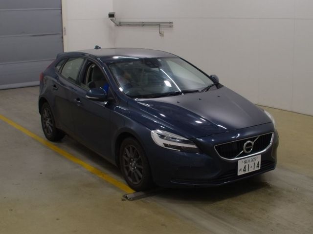 110 Volvo V40 MB4154T 2018 г. (NAA Tokyo)