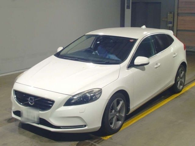 15030 Volvo V40 MB4164T 2014 г. (TAA Yokohama)