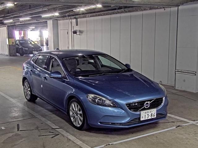 326 Volvo V40 MB4154T 2015 г. (ZIP Osaka)