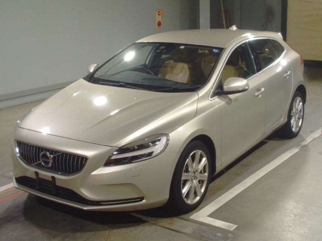 5024 Volvo V40 MB4154T 2016 г. (TAA Hiroshima)