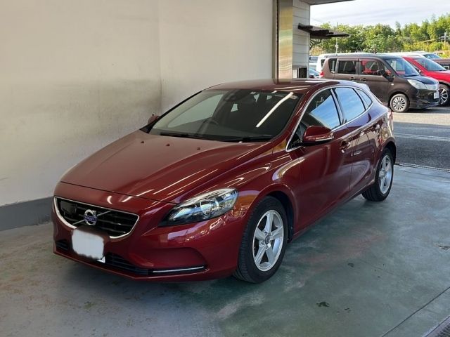 8010 Volvo V40 MB4164T 2015 г. (KCAA Kyoto)