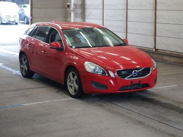 5095 Volvo V60 FB4164T 2011 г. (ARAI Bayside)